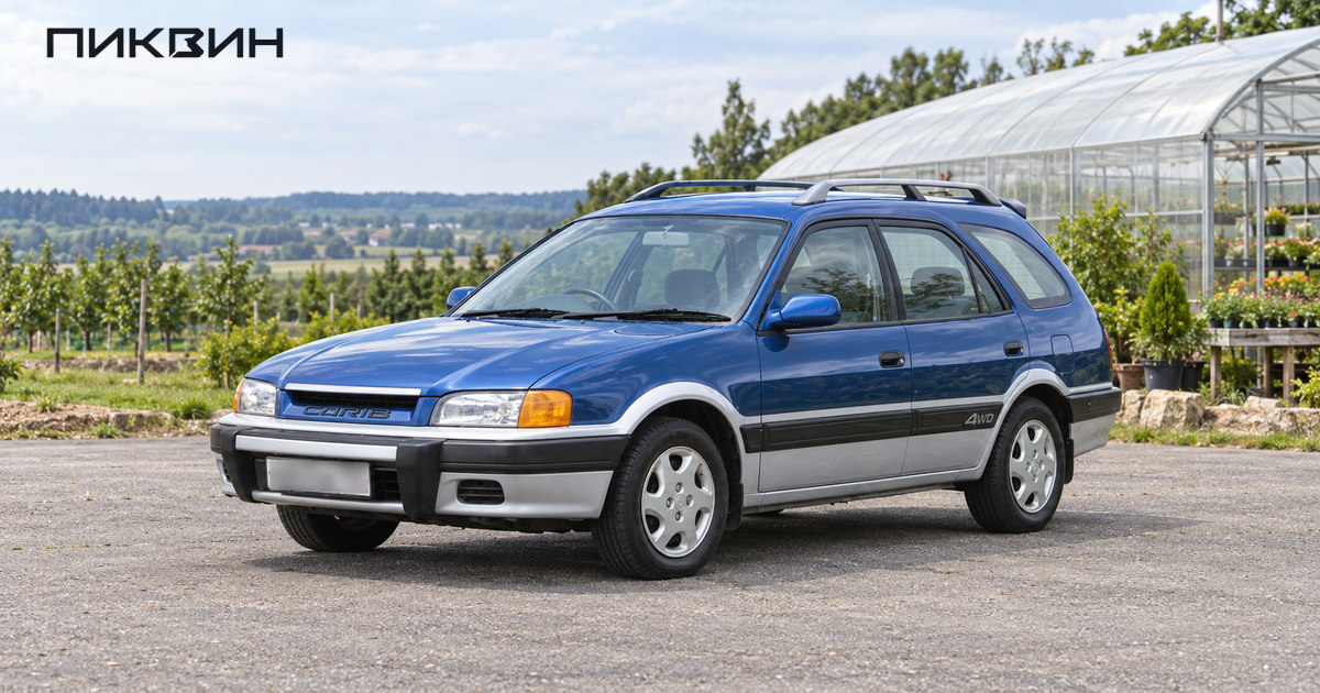 Синий с серебристым низом Toyota Sprinter Carib третьего поколения на ровной площадке.