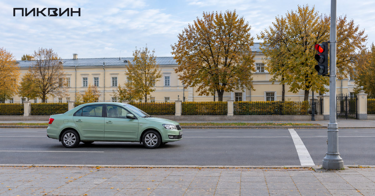 Автомобиль перед поперечной стоп-линией у светофора с красным сигналом.