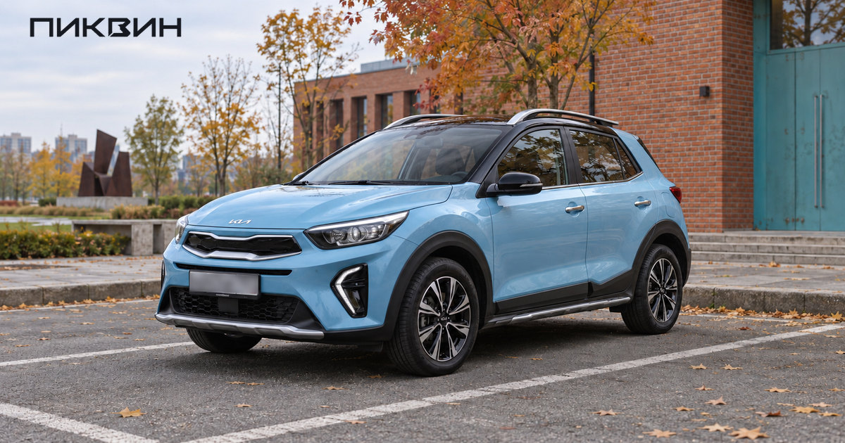 Китайская Kia KX1 модельного года 2026 в голубом цвете с чёрной крышей.