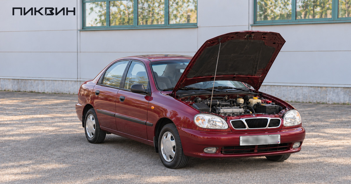 Четырёхдверный Daewoo Lanos T100 с открытым капотом перед осмотром.