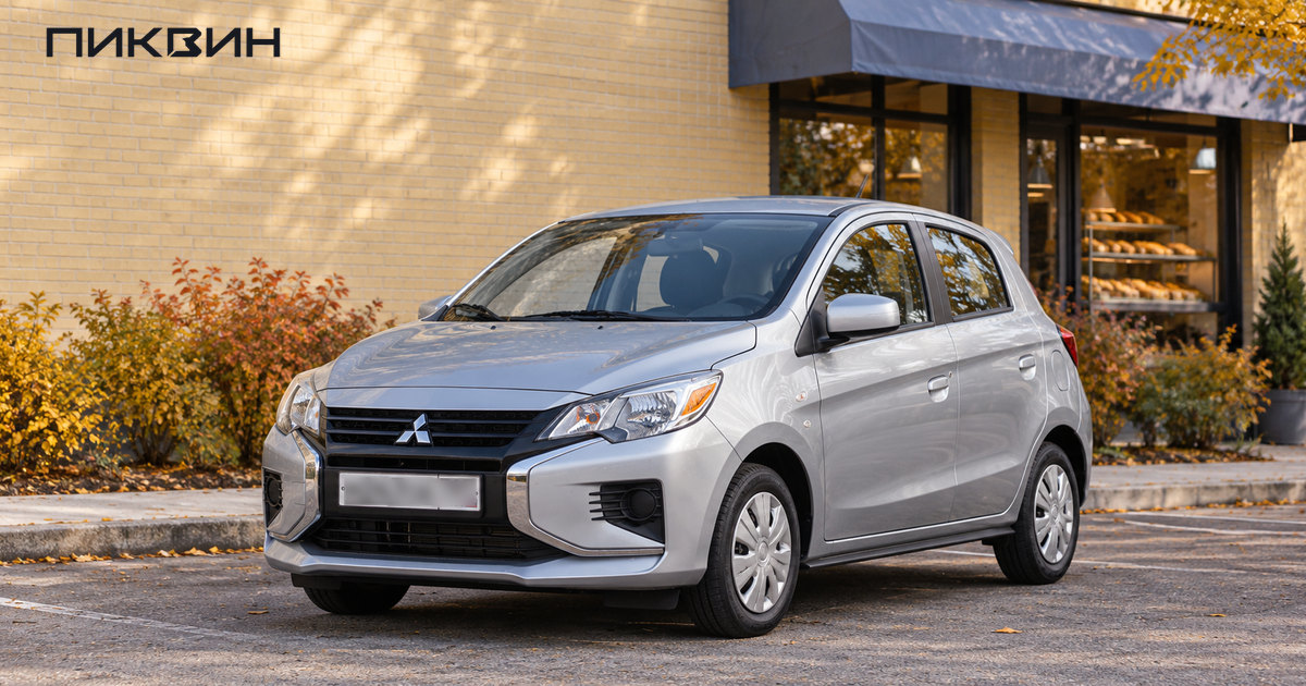 Пятидверный Mitsubishi Mirage ES 2024 с обычными колпаками колёс.
