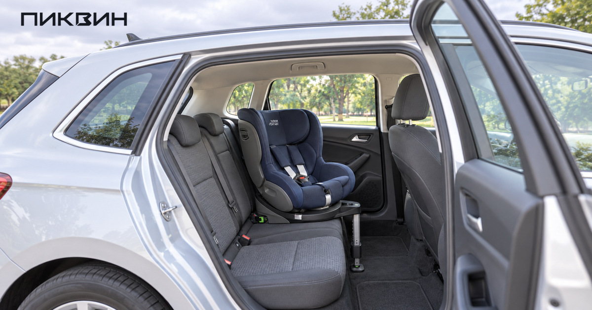 Пустое детское кресло Britax Römer DUALFIX M i-SIZE с Isofix и опорной ногой на заднем сиденье.