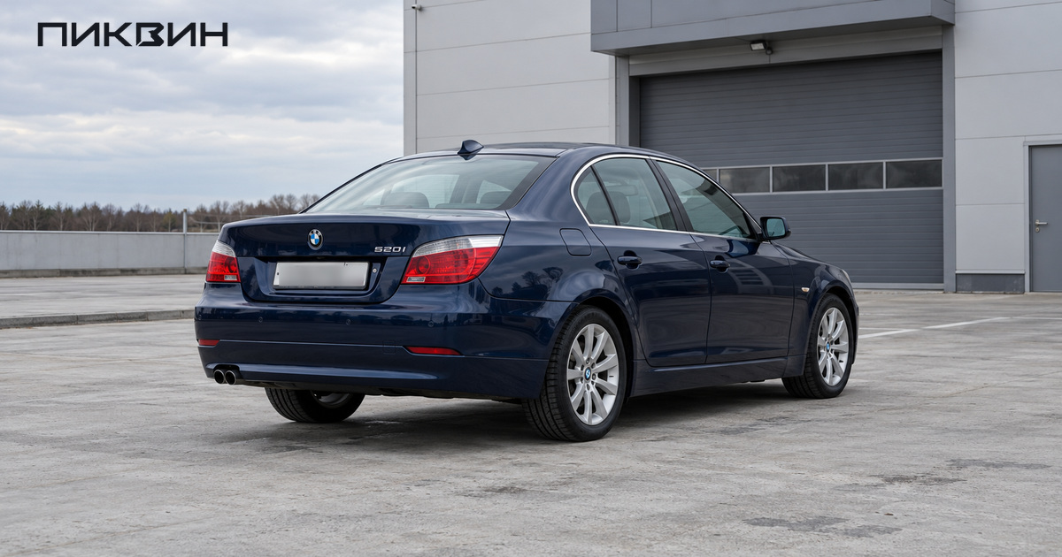 Тёмно-синий седан BMW 5 серии E60 LCI на площадке перед диагностическим боксом, вид сзади.