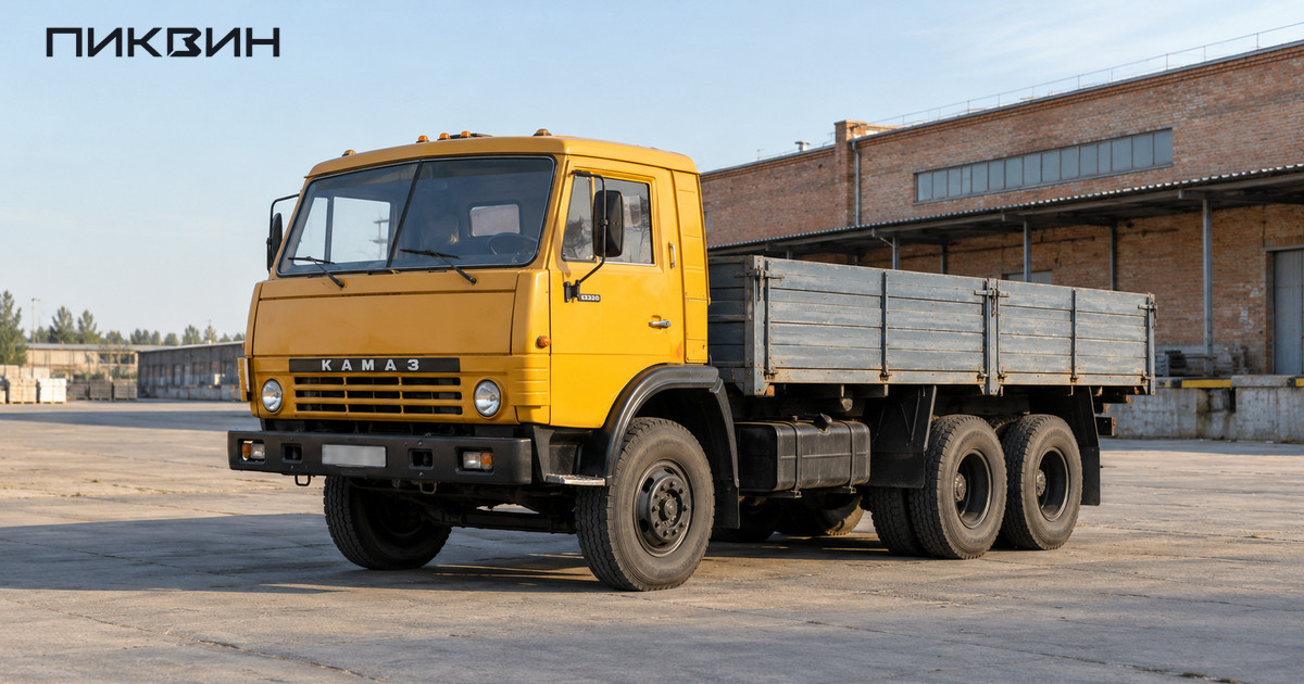 КамАЗ-5320 с короткой кабиной и штатной бортовой платформой.