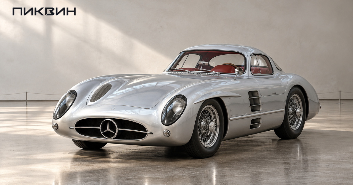 Серебристое купе Mercedes-Benz 300 SLR Uhlenhaut в музейном пространстве.