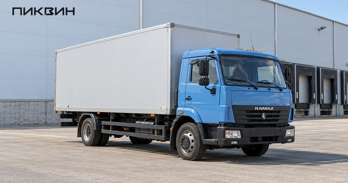 КамАЗ 4308 4×2 с промтоварным фургоном у складской площадки