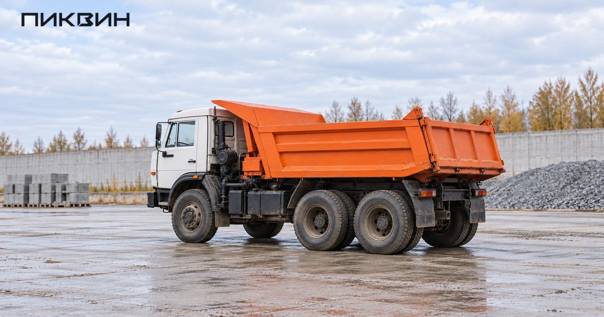КамАЗ-55111 с опущенной самосвальной платформой и закрытым задним бортом.
