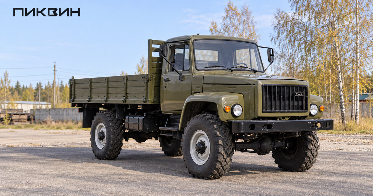 ГАЗ-3308 «Садко» с капотной кабиной, бортовой платформой и односкатными внедорожными колёсами.