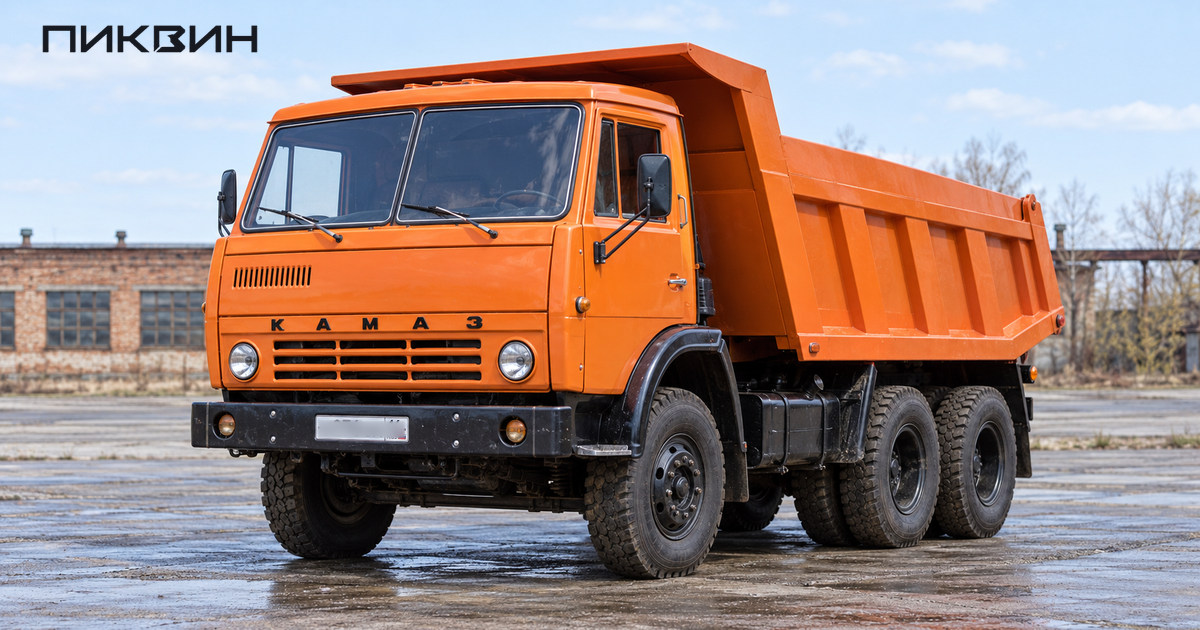 Исторический КамАЗ-5511 с опущенным ковшовым кузовом на ровной площадке.