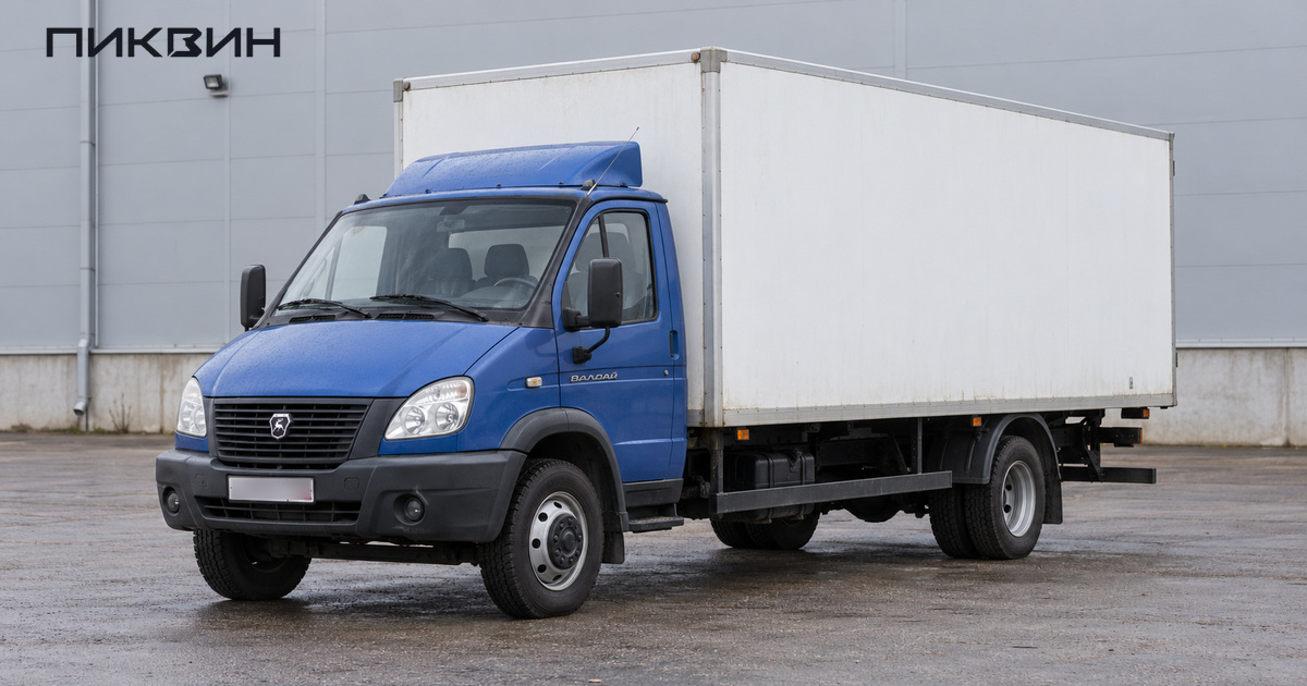 Капотный ГАЗ-33106 «Валдай» с промтоварным фургоном у склада.