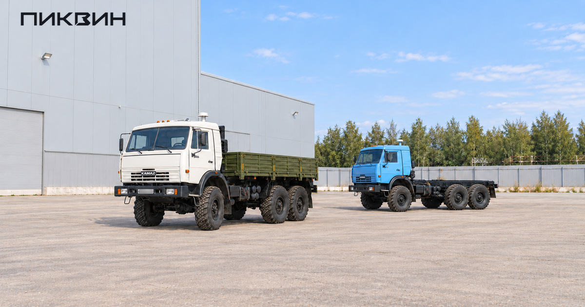 Бортовой КамАЗ-43114 и шасси без кузова стоят отдельно на площадке.
