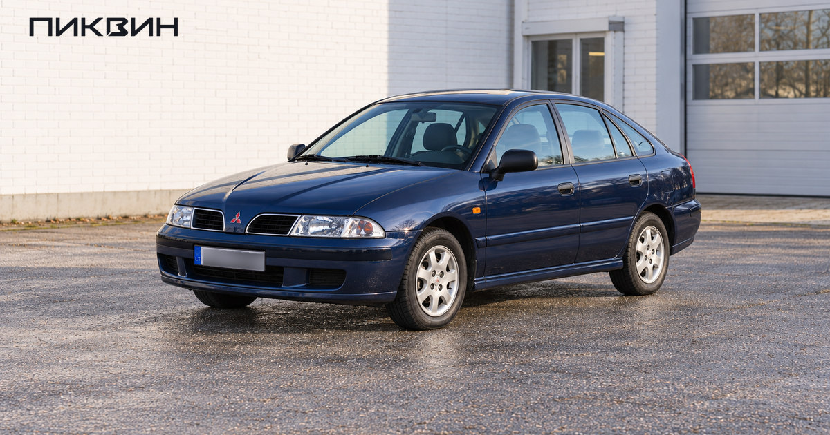 Тёмно-синяя пятидверная Mitsubishi Carisma после обновления начала 2000-х.