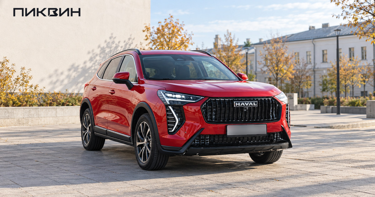 Красный Haval Jolion стоит на городской площадке, видны эмблема, решётка и передние фары.