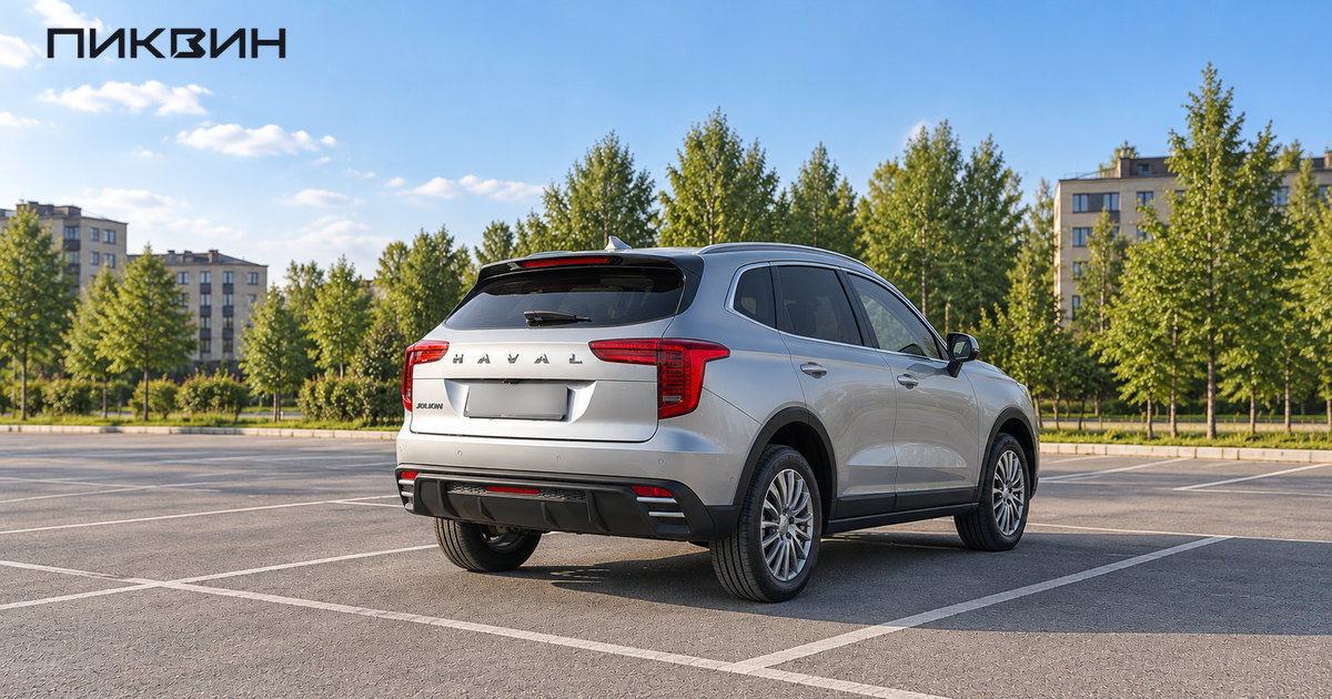 Серебристый Haval Jolion на стоянке, полный задний трёхчетвертной ракурс