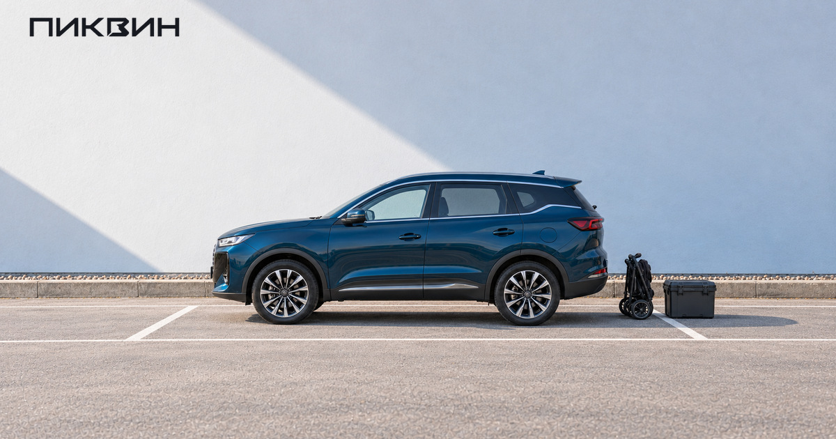 Chery Tiggo 7L в боковом профиле, сложенная коляска и жёсткий короб рядом