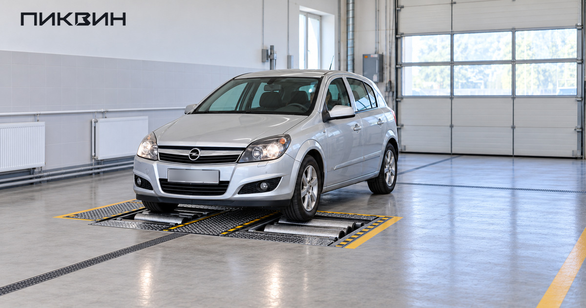 Opel Astra на двух парах роликов линии проверки тормозов