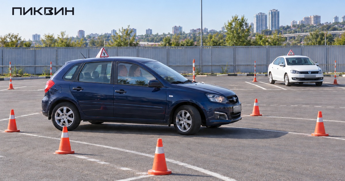 Две учебные машины на автодроме, ученица и инструктор в передних креслах
