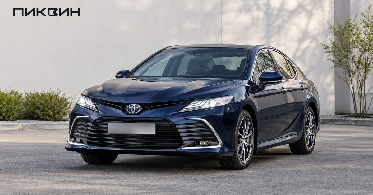 Toyota Camry XV70 после обновления 2021 года на нейтральной стоянке