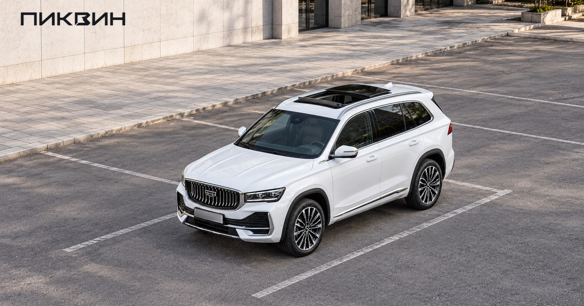 Geely Monjaro с открытой панорамной секцией крыши на стоянке