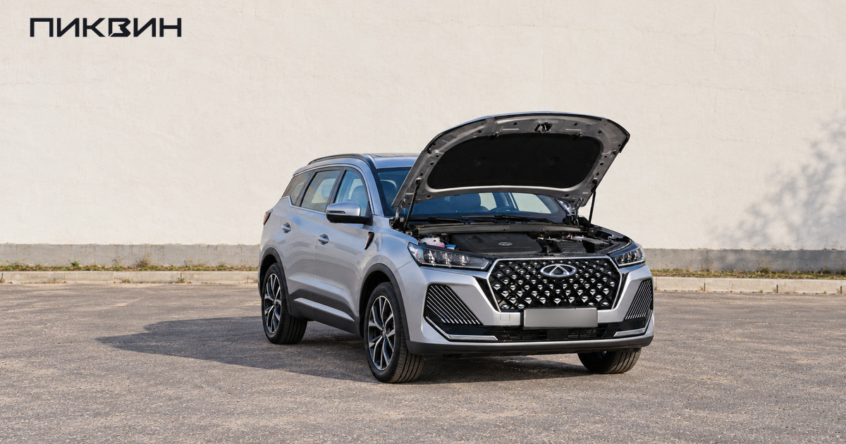 Chery Tiggo 7 Pro Max 2024 года с поднятым капотом на стоянке