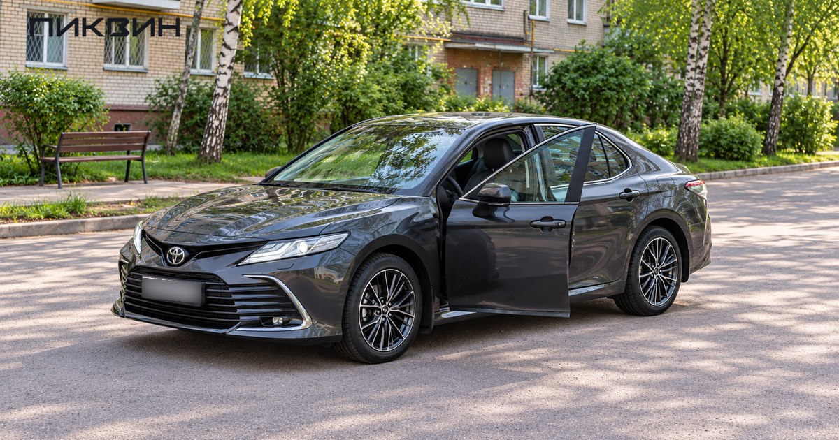 Обновлённая Toyota Camry восьмого поколения на городской парковке