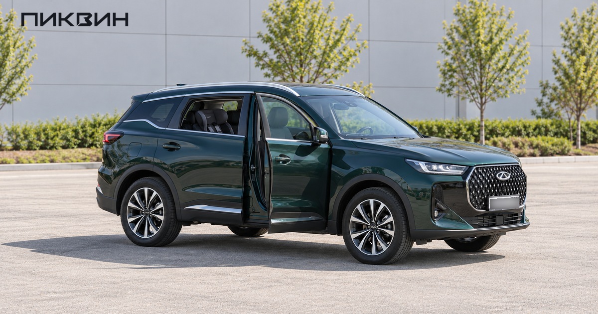 Пустое детское кресло на заднем ряду российского Chery Tiggo 7L с открытой пассажирской дверью
