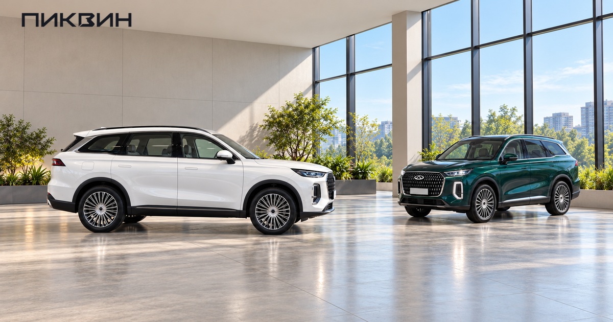 Белый и зелёный Chery Tiggo 9 с закрытыми дверями в просторном салоне.