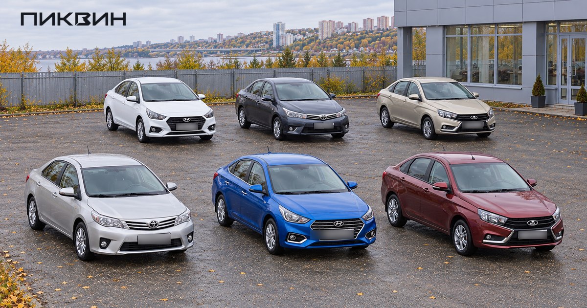 Шесть подержанных автомобилей разных марок на площадке продажи в Нижнем Новгороде.