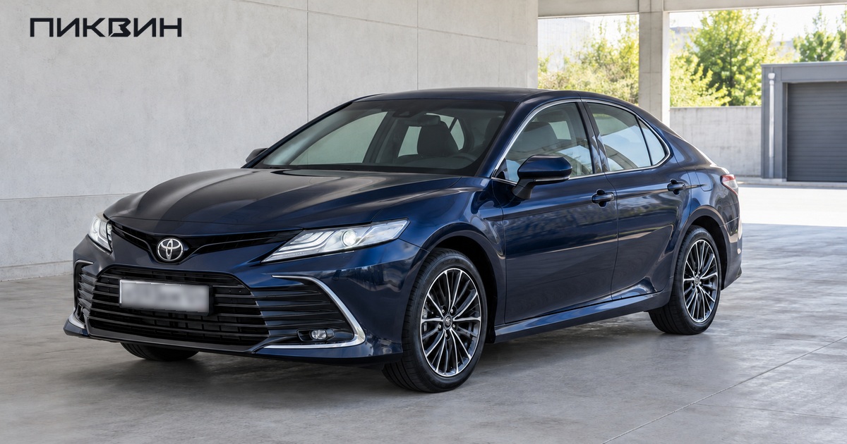 Тёмно-синяя Toyota Camry XV70 российского обновления 2021 года перед диагностикой.
