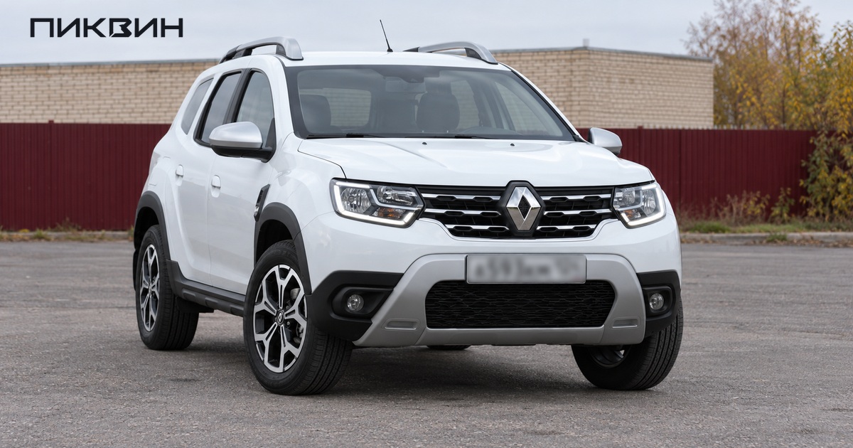 Белый Renault Duster II российского исполнения 2021 года перед осмотром шин.