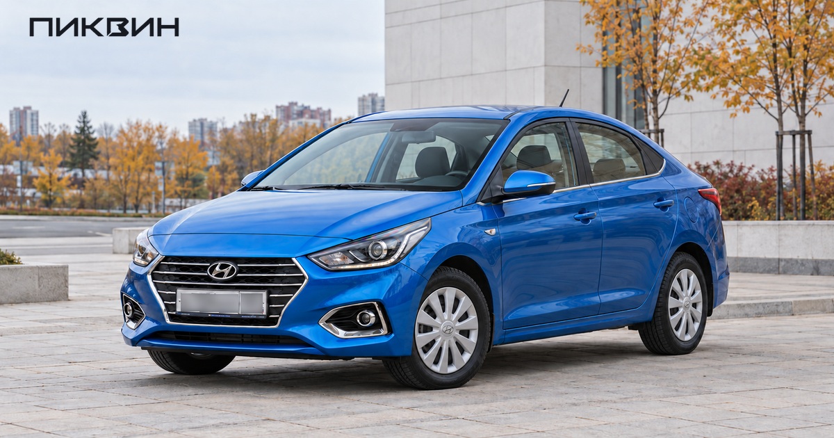 Синий Hyundai Solaris второго поколения 2017 года на городской площадке.