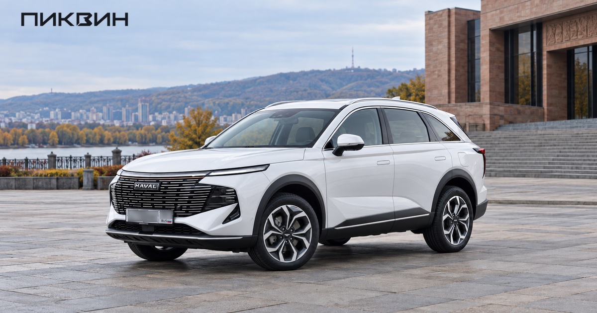 Белый Haval F7 второго поколения на городской площадке Красноярска.