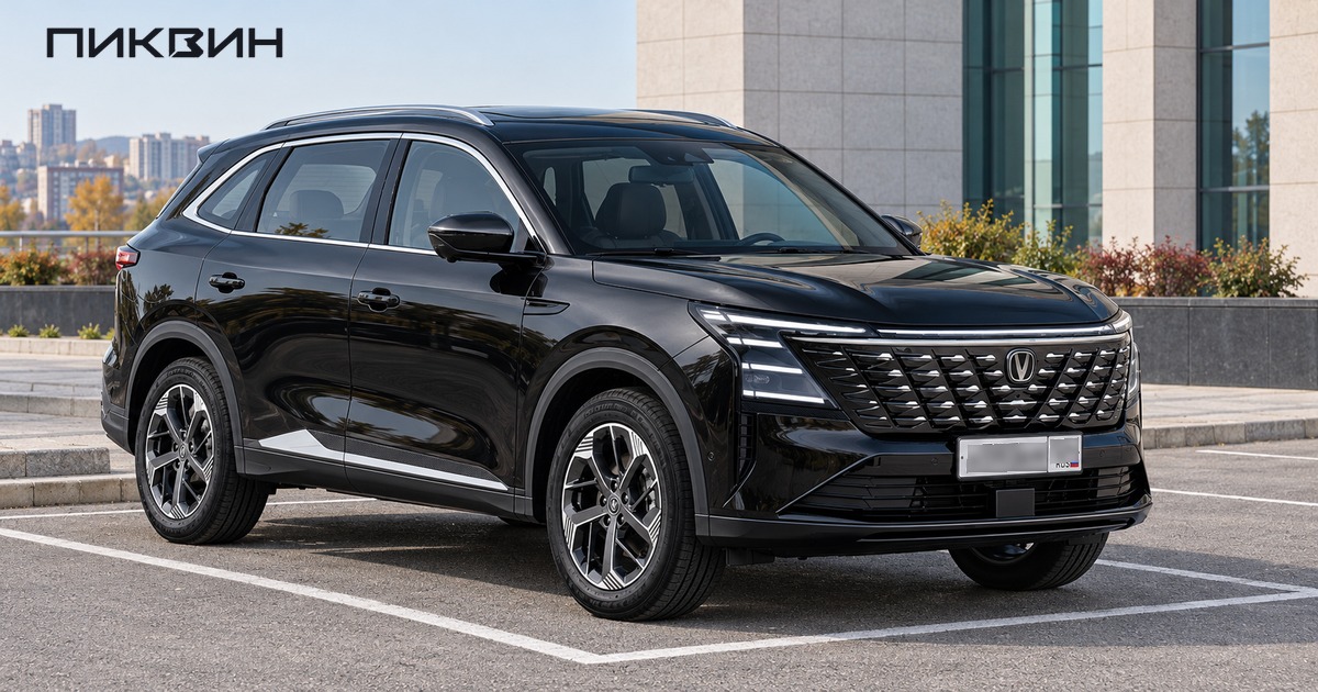 Чёрный Changan CS75PLUS NEW на нейтральной городской площадке Красноярска.