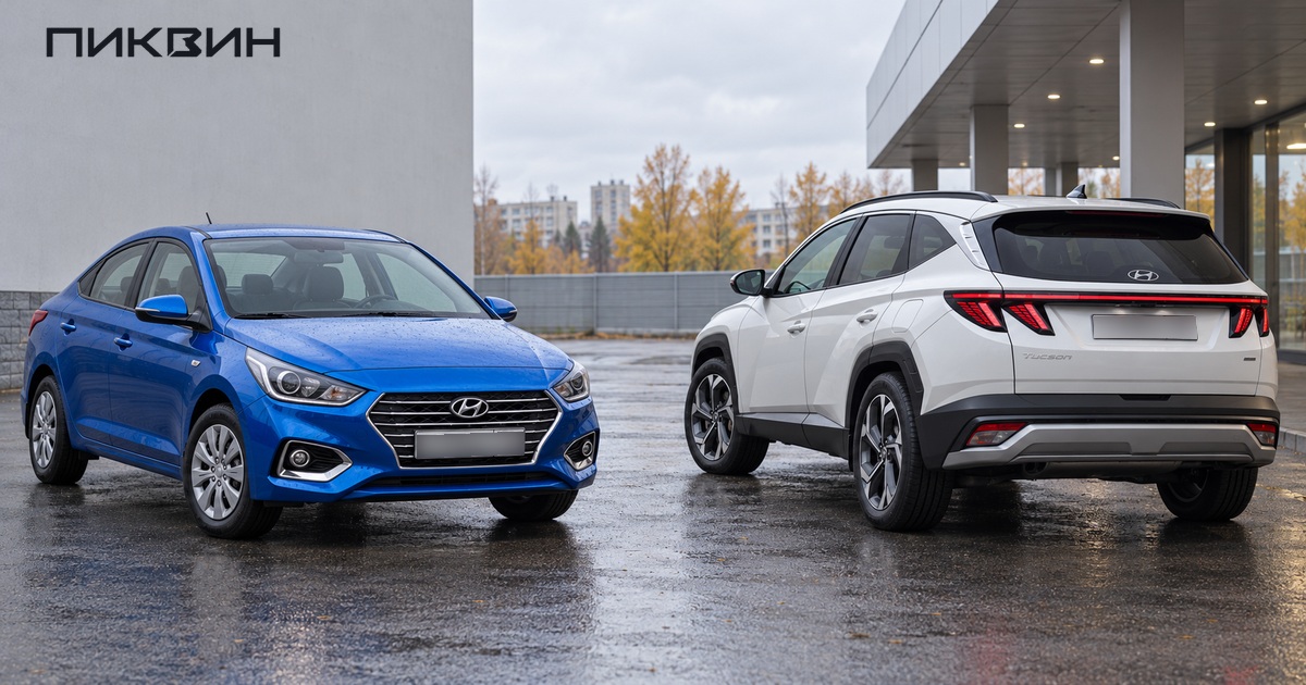 Синий Hyundai Solaris и белый Hyundai Tucson стоят с закрытыми дверями на площадке.