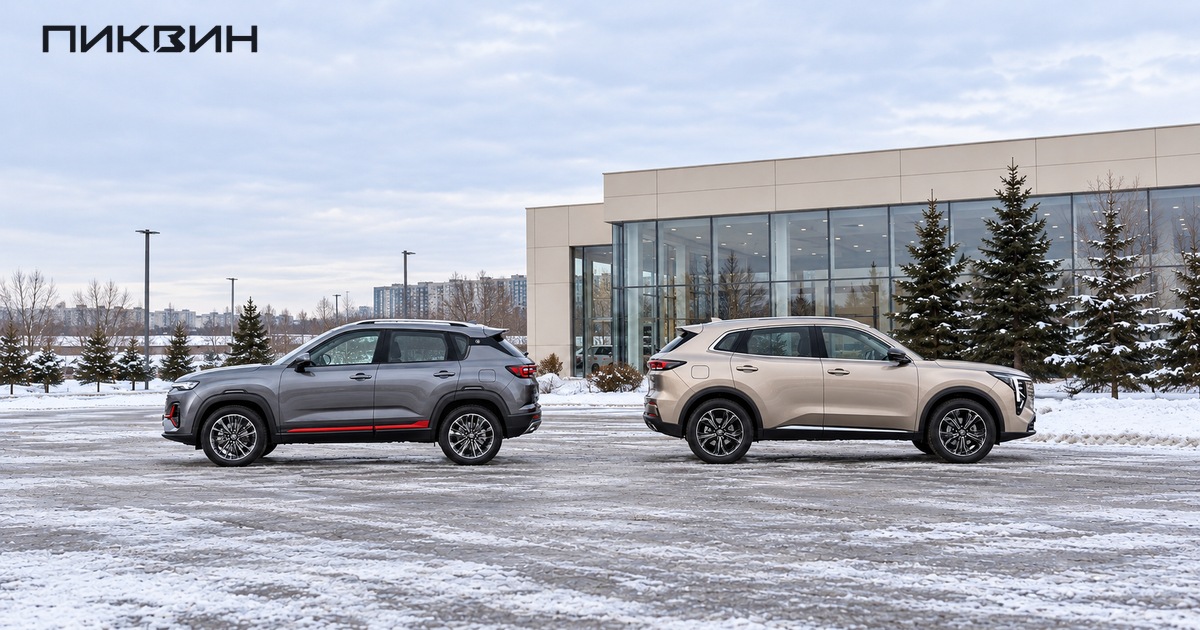 Серый Changan CS35PLUS и светлый UNI-S стоят раздельно в полном боковом ракурсе.