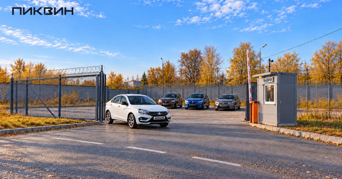 Автомобиль на свободной полосе выезда с ограждённой стоянки
