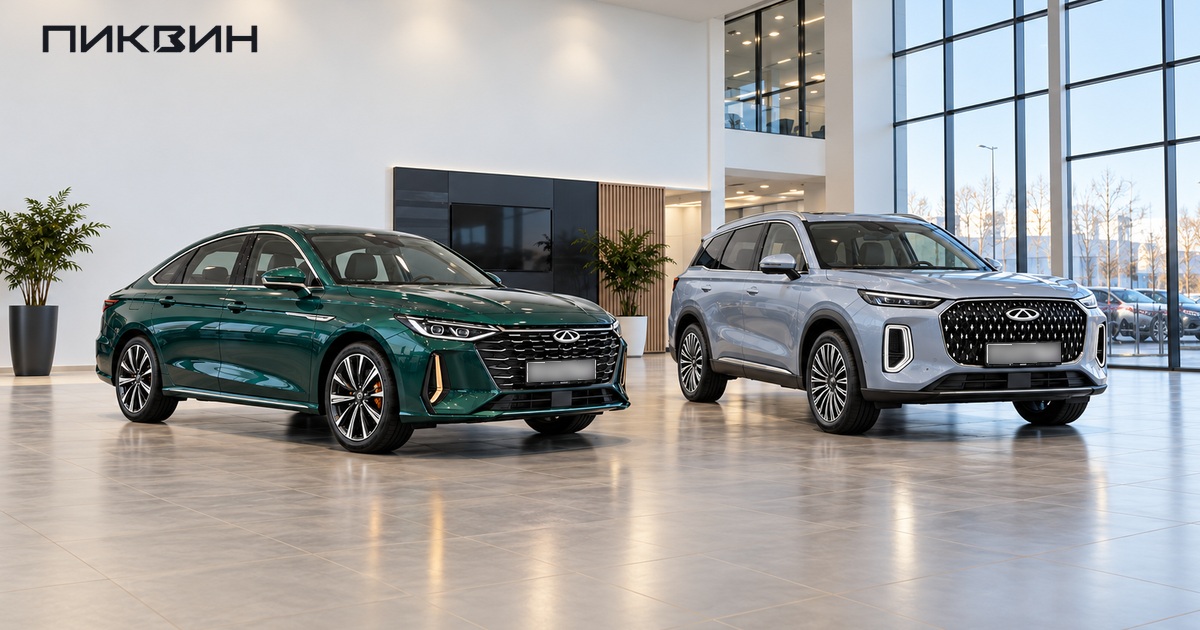Зелёный Chery Arrizo 8 и светло-голубой Tiggo 9 на отдельных местах выставочного зала.