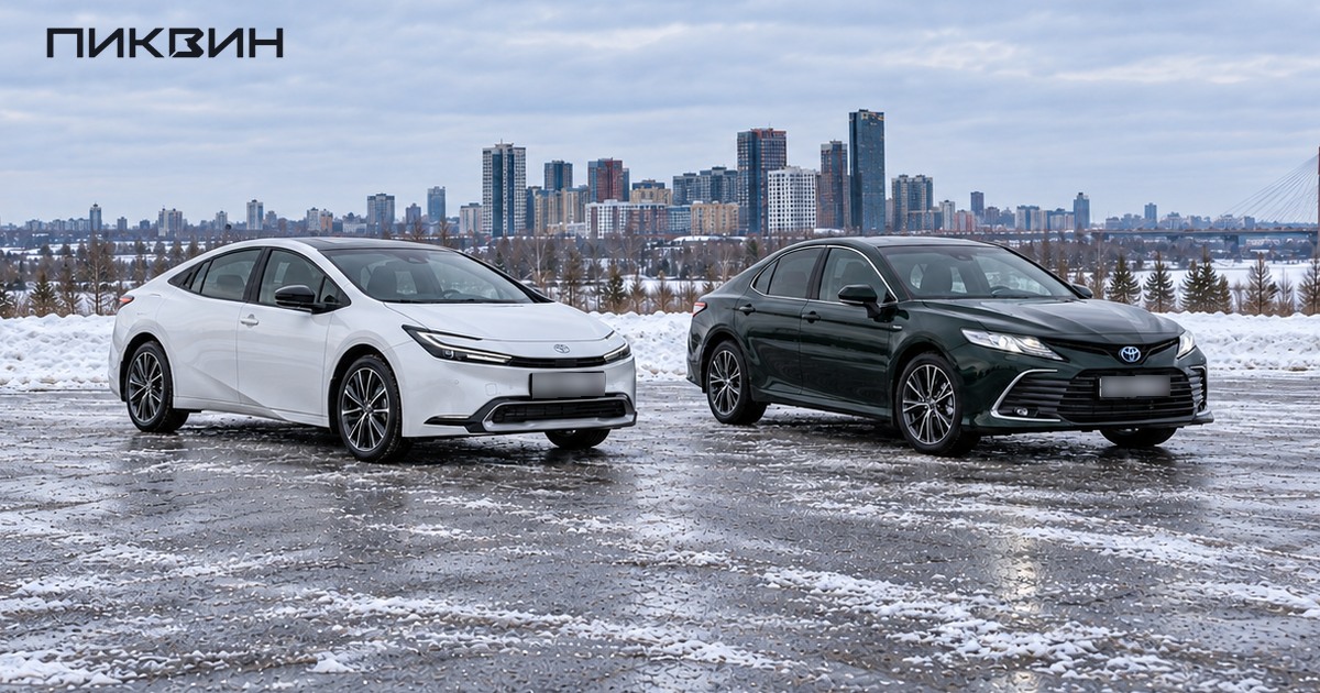 Два леворульных автомобиля Toyota — Prius и Camry — на зимней площадке для сравнения.