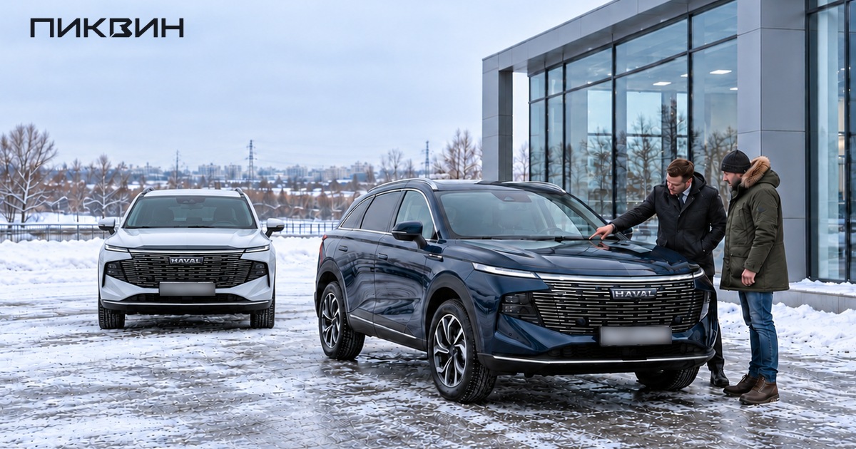 Покупатель и консультант рассматривают область стеклоомывателя синего Haval F7 II; рядом стоит белый F7 II.