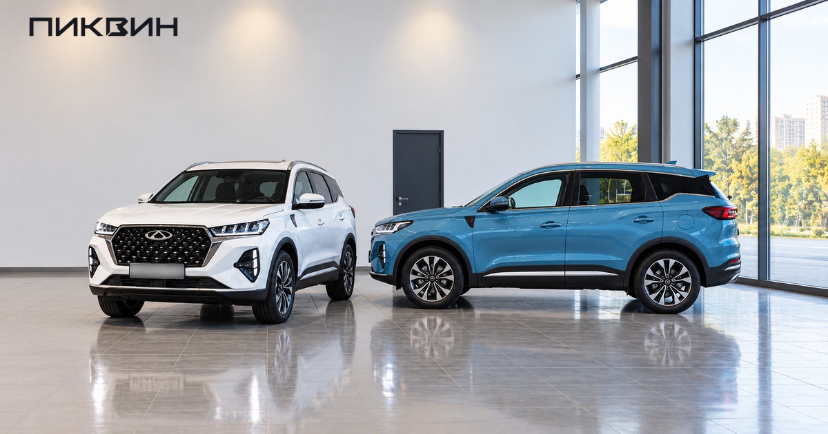 Два Chery Tiggo 7 Pro Max 2023 года в зале осмотра перед сравнением комплектаций.