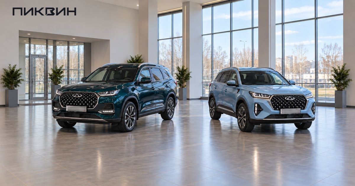 Два целых Chery Tiggo разных семейств в автомобильном зале.