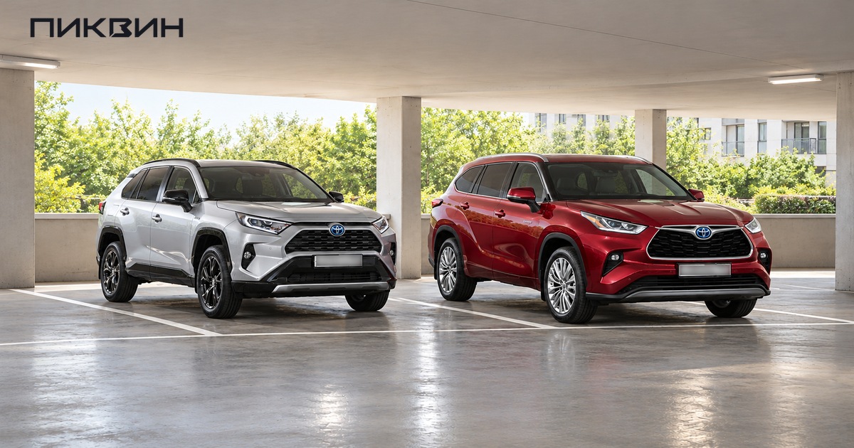 Toyota RAV4 пятого поколения и Highlander четвёртого поколения на двух отдельных парковочных местах.