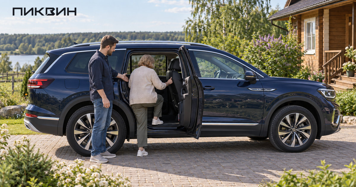 Пассажирка проверяет проход к задним местам Volkswagen Talagon.