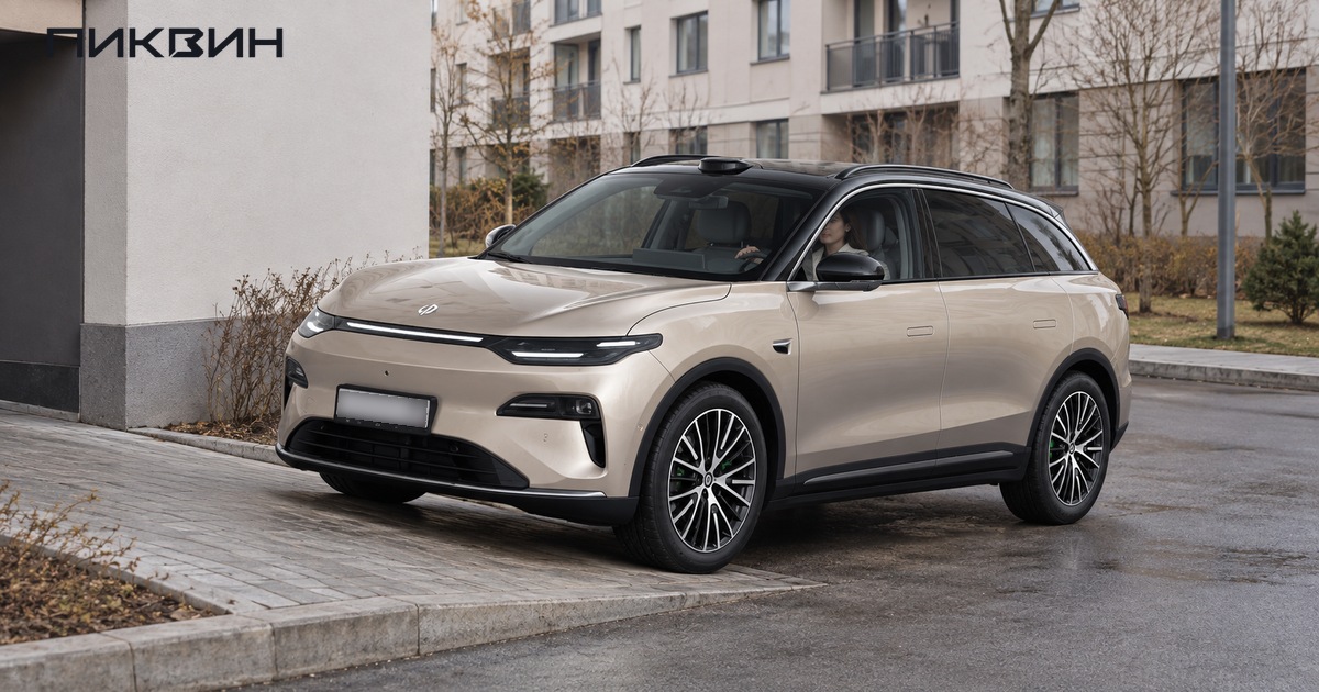 Золотистый Leapmotor C11 плавно заезжает на невысокий парковочный пандус.