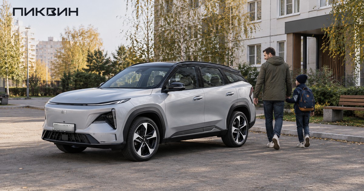 Отец с ребёнком подходят к серебристому Geely Galaxy L7 перед семейной поездкой.