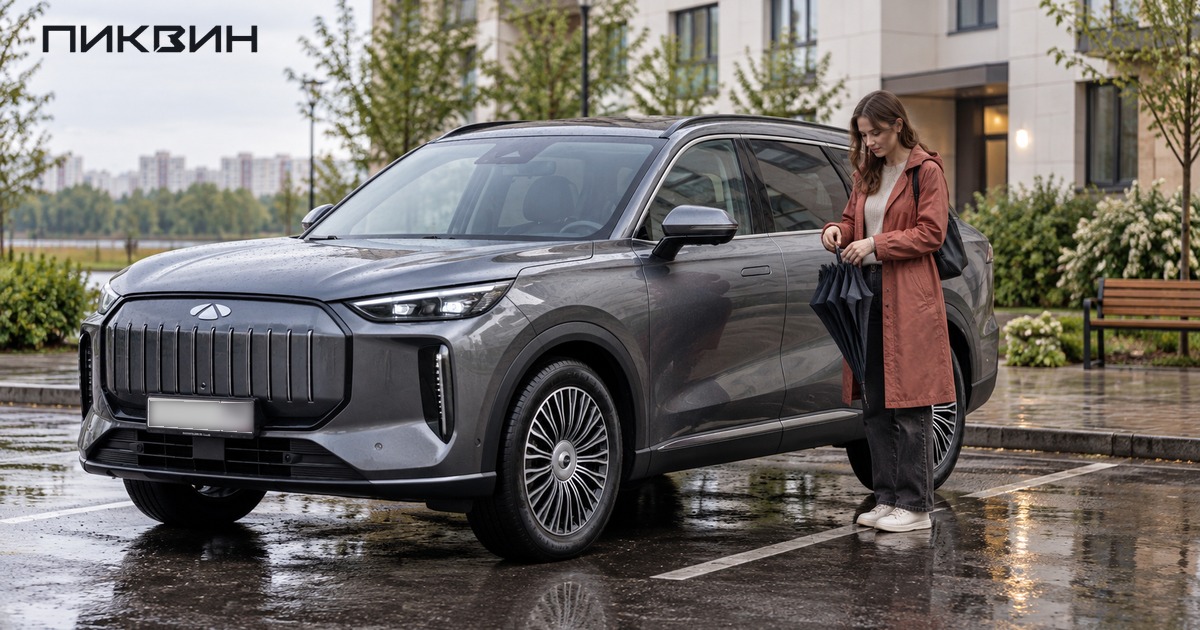 Женщина складывает зонт рядом с серым Chery Fulwin T9 long range перед поездкой.