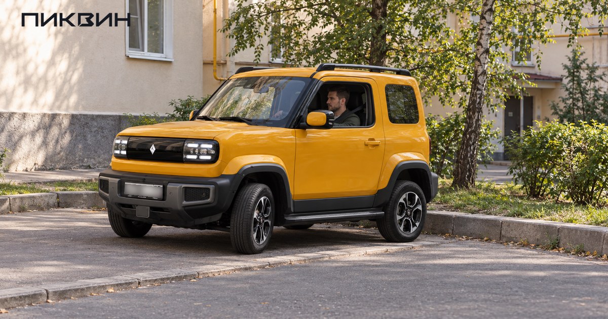 Водитель за левым рулём жёлтого Baojun Yep заезжает на парковочное место.