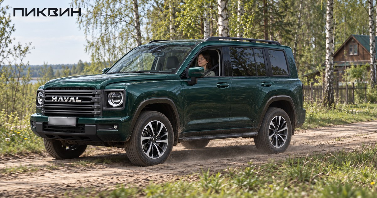 Зелёный Haval H9 с водителем слева едет по неровной грунтовой дороге.