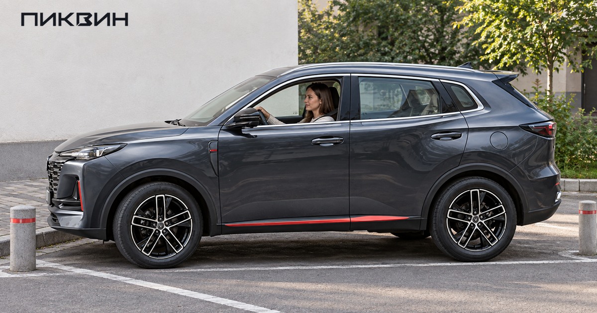 Водитель слева выполняет медленный парковочный манёвр на Changan CS55 Plus.