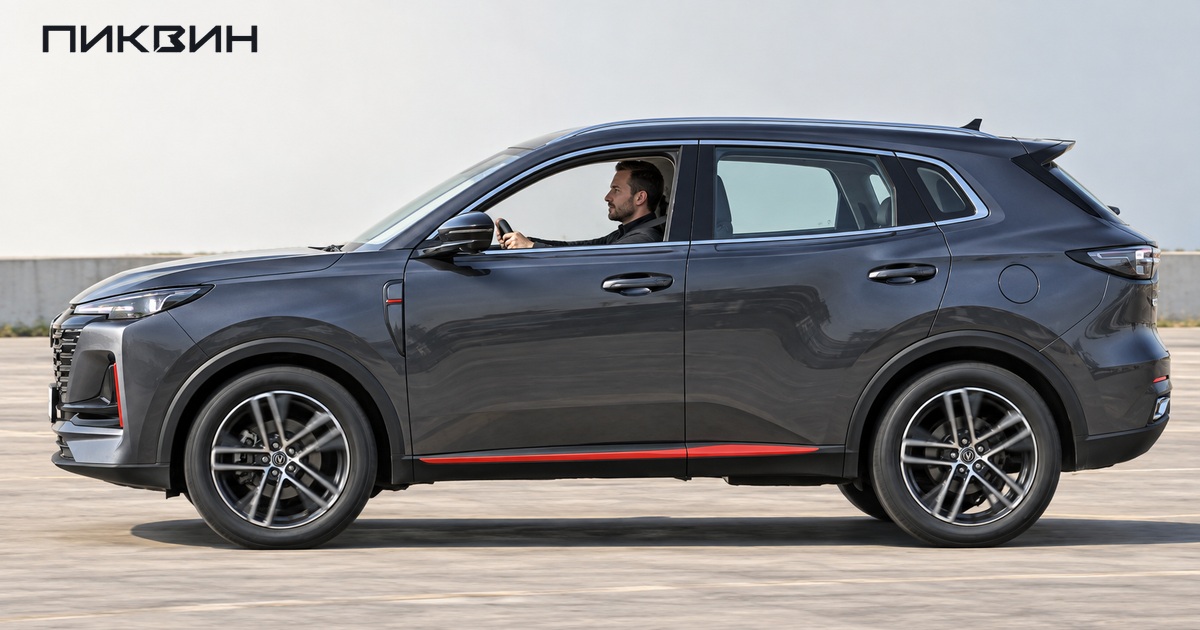 Водитель слева медленно проезжает площадку на Changan CS55 Plus во время проверки перед покупкой.